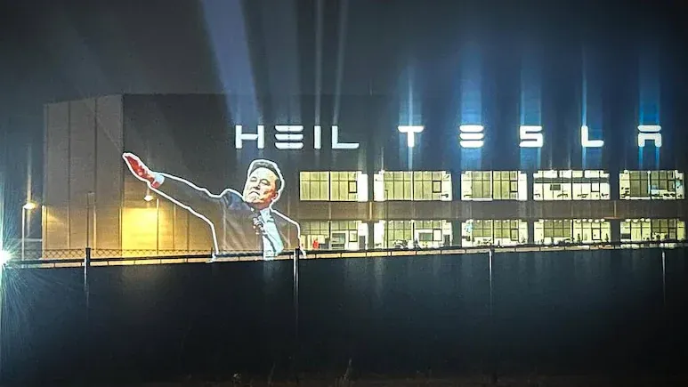 Når biler bliver brandingkatastrofer: Fra Jaguar til Tesla